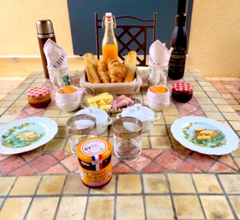 Au Son De L Angelus Bed & Breakfast Moncrabeau ภายนอก รูปภาพ
